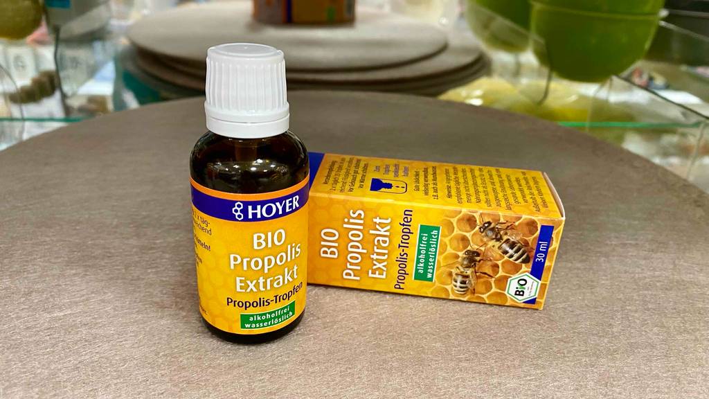 Propolis getestet: Blick auf Flasche und Verpackung.