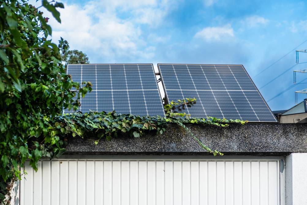 Hoymiles-Wechselrichter im Test: Zwei Solarpanels, die auf einem Garagendach montiert sind.