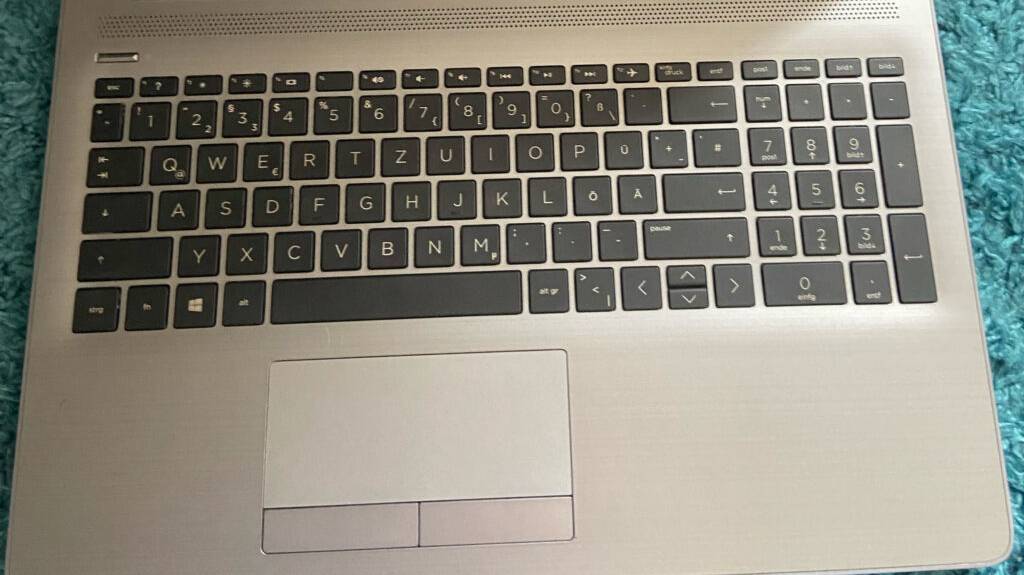 Windows-10-Laptops im Test: Detailansicht der Tastatur.