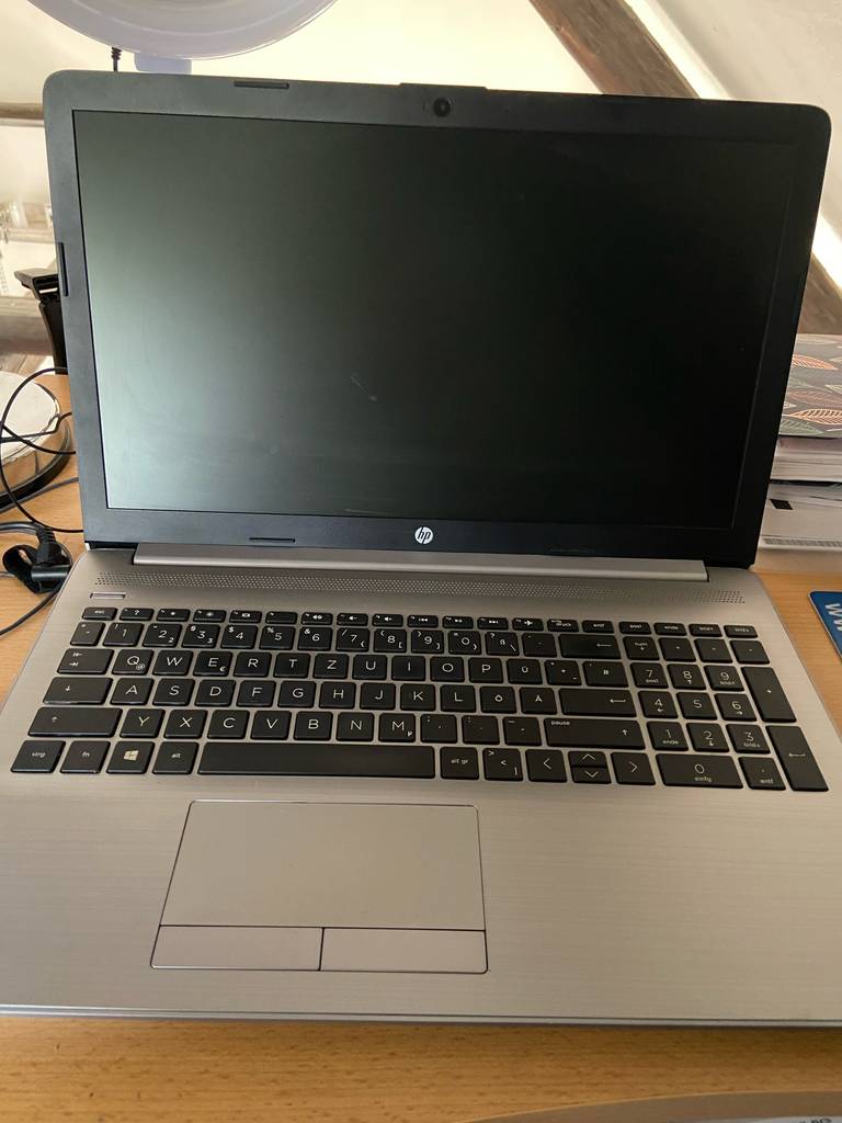 Windows-10-Laptops im Test: Das Modell der Marke HP befindet sich aufgeklappt auf einem Holztisch.