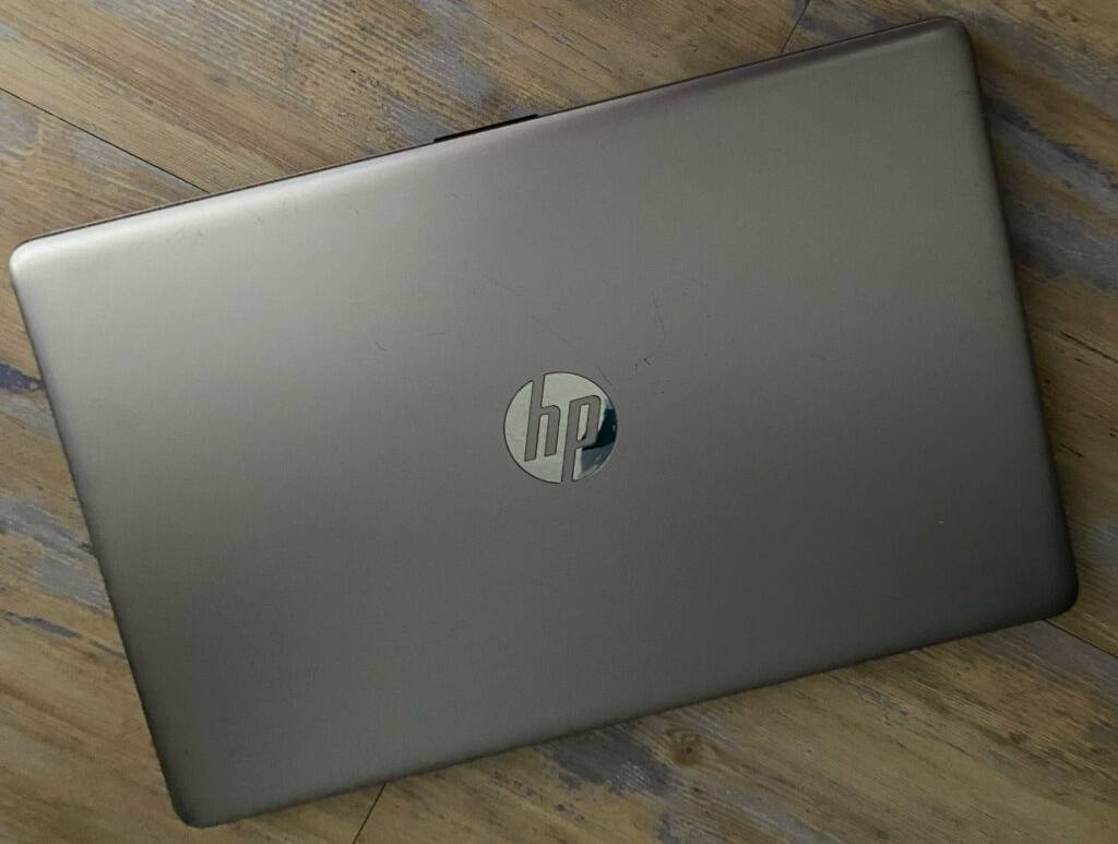 Das HP-Windows-10-Laptop im Test liegt geschlossen auf einem Holztisch.