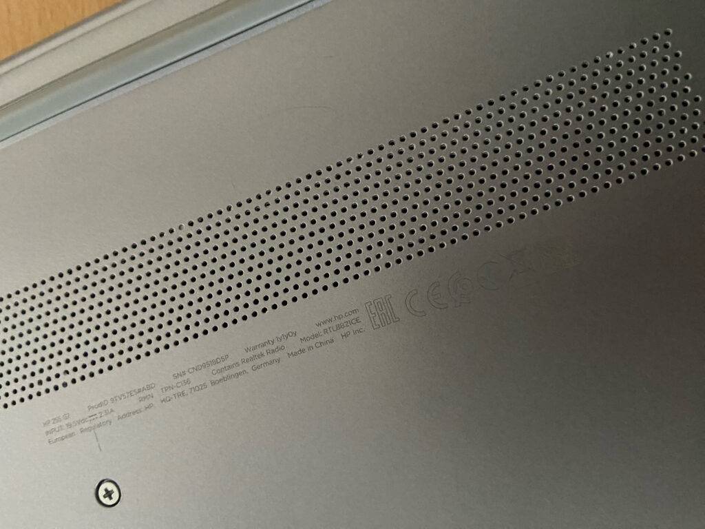 Detailansicht der Belüftungsaussparungen auf der Rückseite des getesteten Windows-10-Laptops.