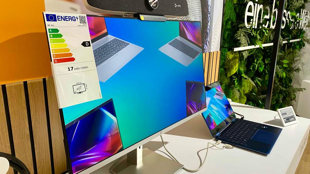 Blick von schräg vorn auf einen 27-Zoll-Monitor, der zum testen an ein Laptop angeschlossen ist.