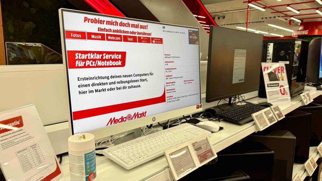 Nahansicht des Displays eines All-in-One-PCs mit 27 Zoll im Test.