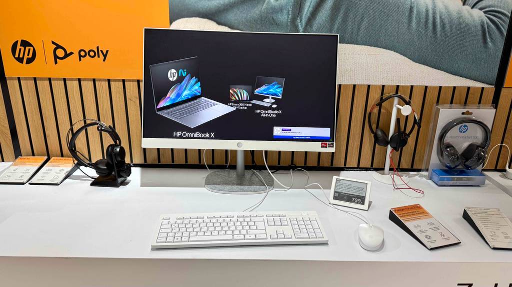 Im Test: Ein All-in-One-PC mit 27 Zoll steht mit Maus und Tastatur auf einem weißen Tisch.