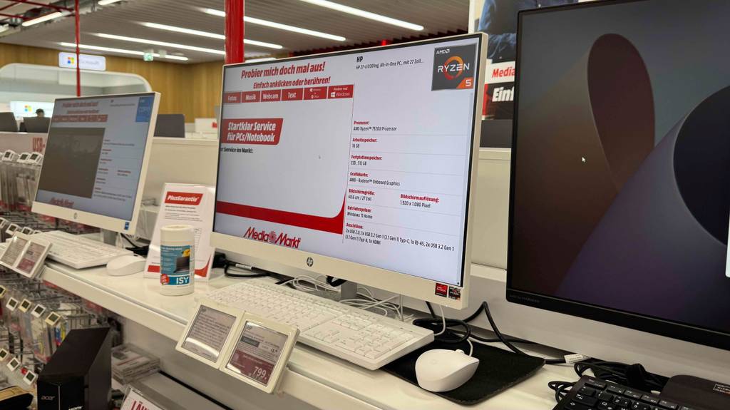 Blick von schräg rechts auf einen getesteten eingeschalteten All-in-One-PC mit 27 Zoll.