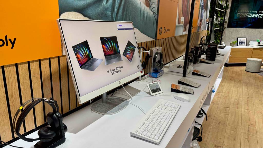 Blick von der Seite auf einen All-in-One-PC mit 27 Zoll im Test.