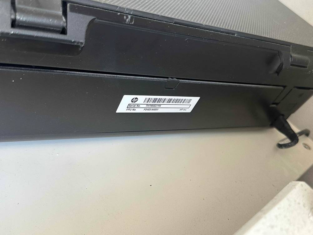 Detailansicht der Seriennummer inklusive Barcode eines schwarzen Bluetooth-Druckers im Test.