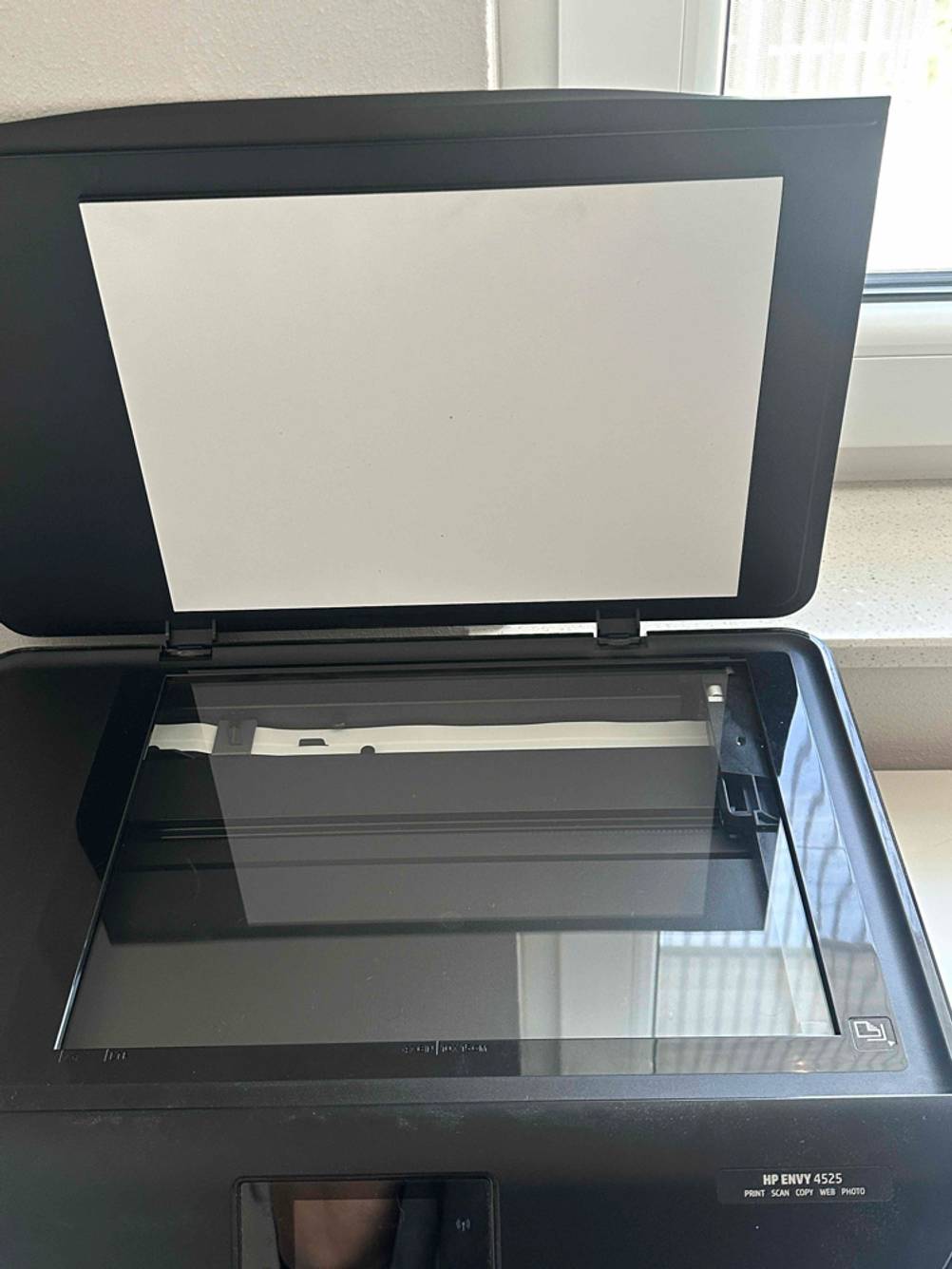 Test: Ein Bluetooth-Drucker steht geöffnet, mit Fokus auf die Scan-Fläche, auf einem weißen Regal.