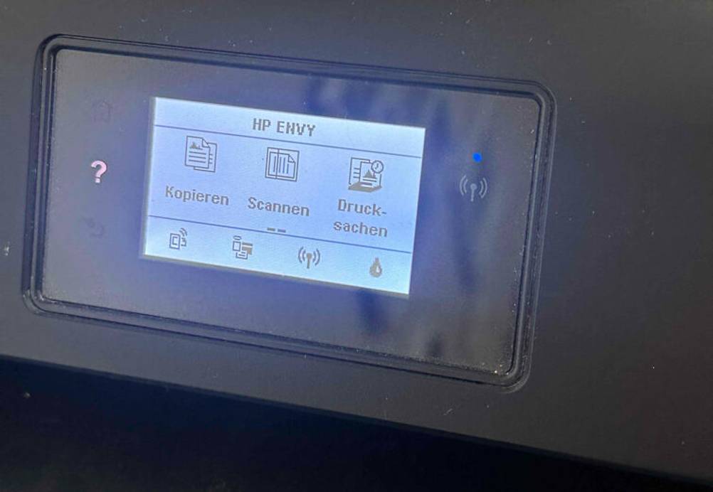 Detailansicht der eingeschalteten LCD-Anzeige eines getesteten HP-Bluetooth-Druckers.