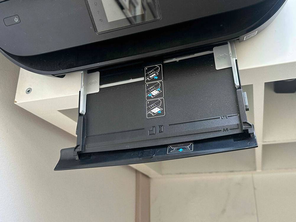 Bluetooth-Drucker im Test: Detailansicht der Papiereinfuhr-Vorrichtung an einem schwarzen Drucker.