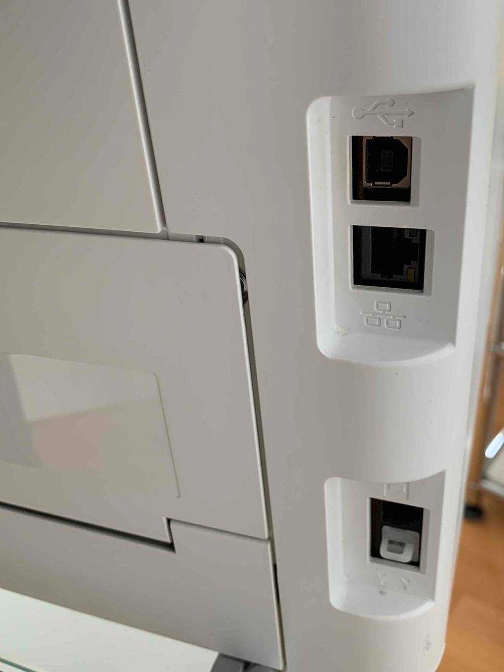 hintere Anschlüsse eines Laserdruckers