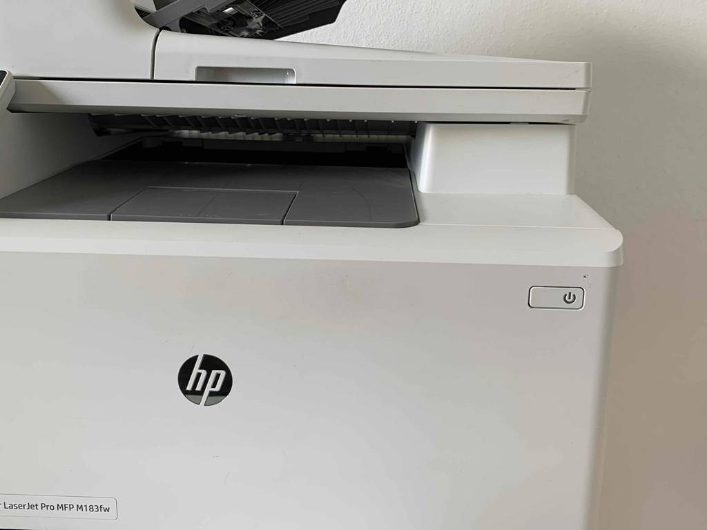 halbe Ansicht eines HP Laserdruckers.
