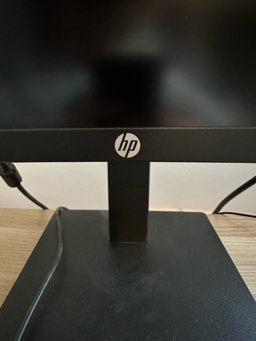Curved Monitor-Test: Unterer Teil mit Ständer eines Geräts von HP.