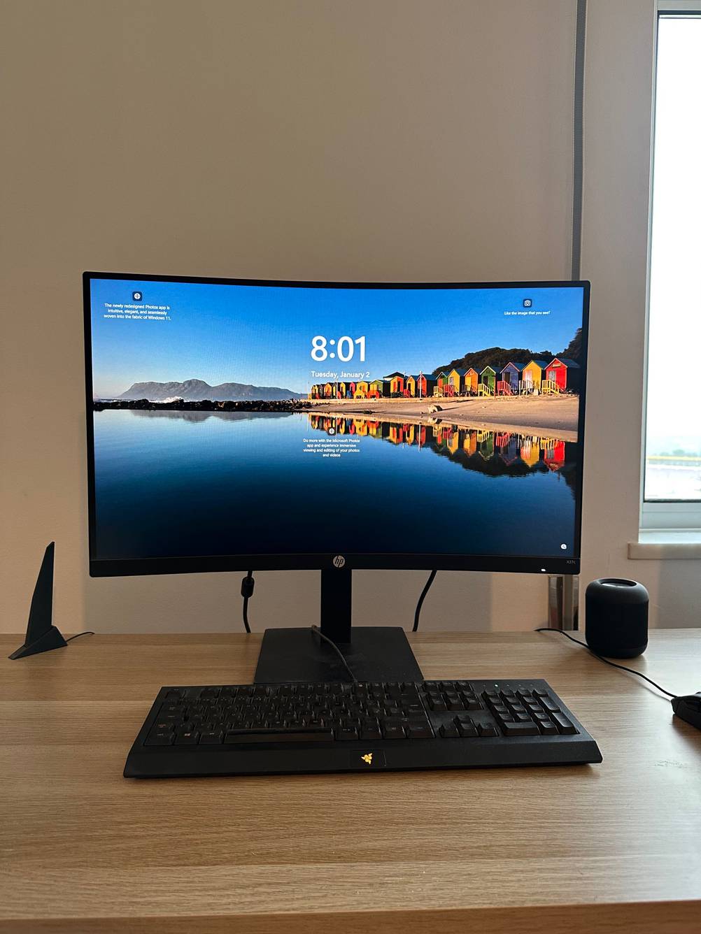 Getestet: Ein eingeschalteter Curved Monitor in Frontansicht steht auf einem Schreibtisch.