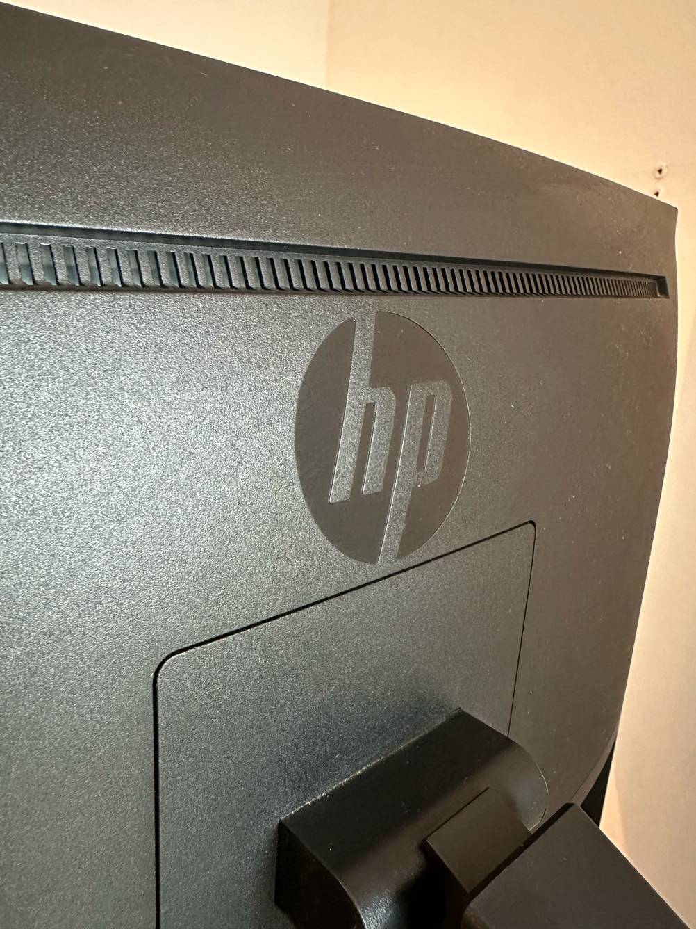 Rückseite in Detailansicht eines getesteten Curved Monitors der Marke HP.