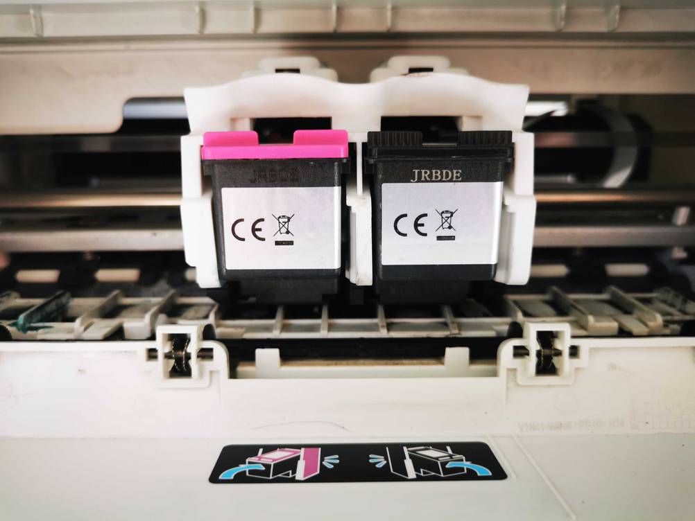 HP-DeskJet im Test: Nahaufnahme der Tintenpatronen.
