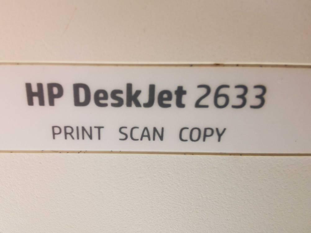 HP-DeskJet-Test: Nahaufnahme der Artikelbezeichnung auf dem Gerät.