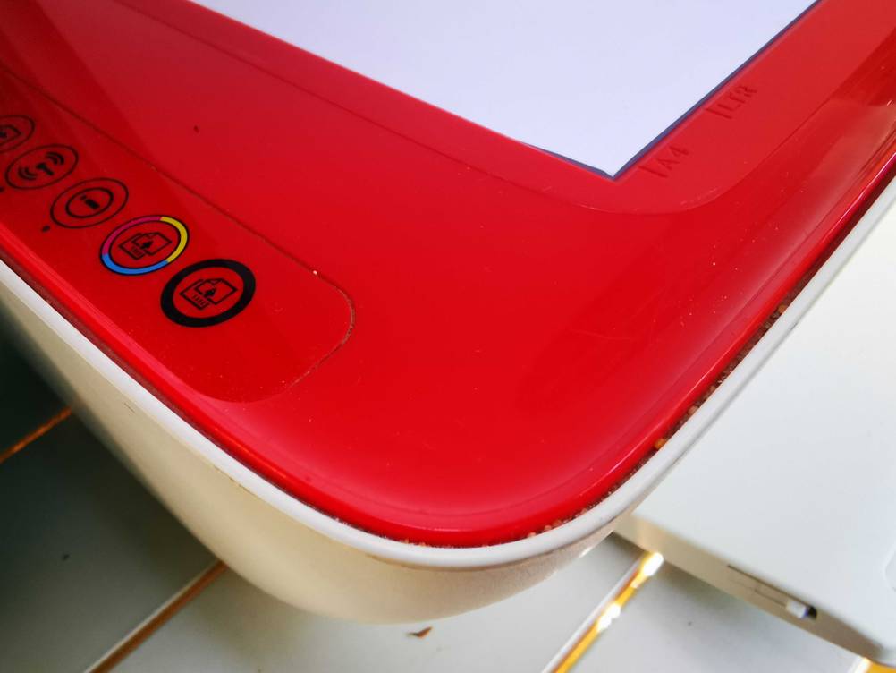 Eine Ecke des getesteten HP-DeskJets in Nahaufnahme.