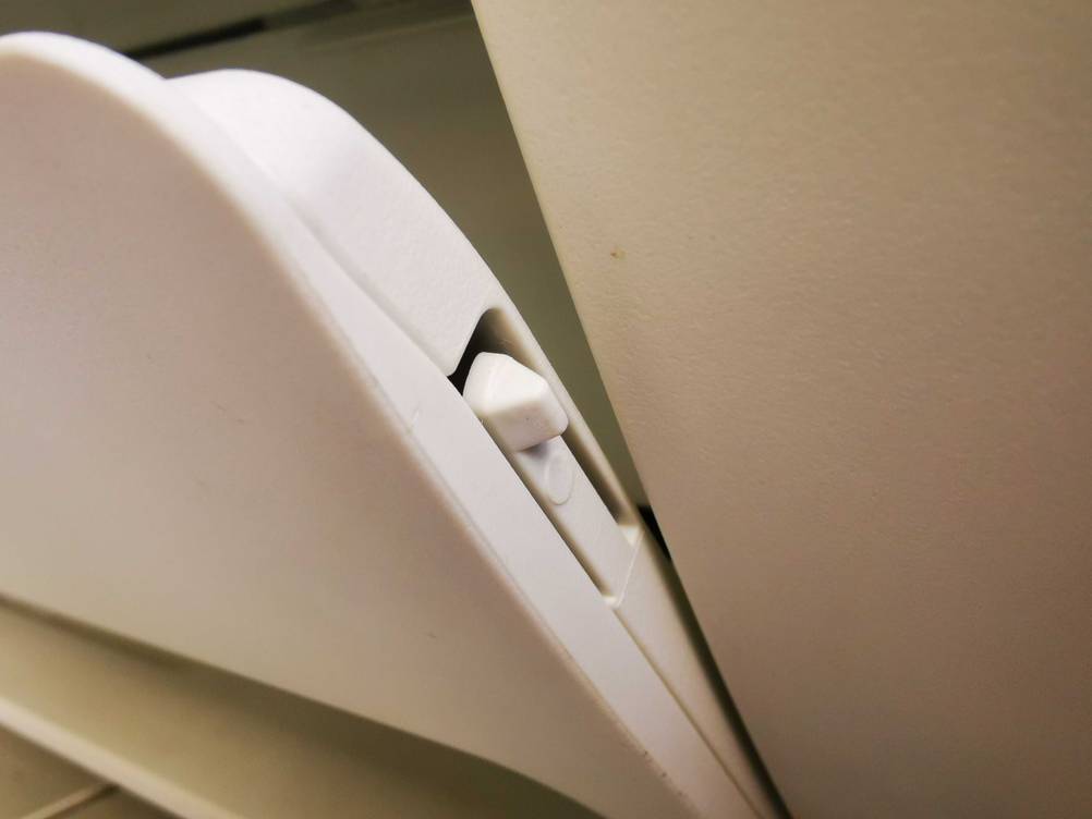 HP-DeskJet im Test: Nahaufnahme Sicherung der Klappe.
