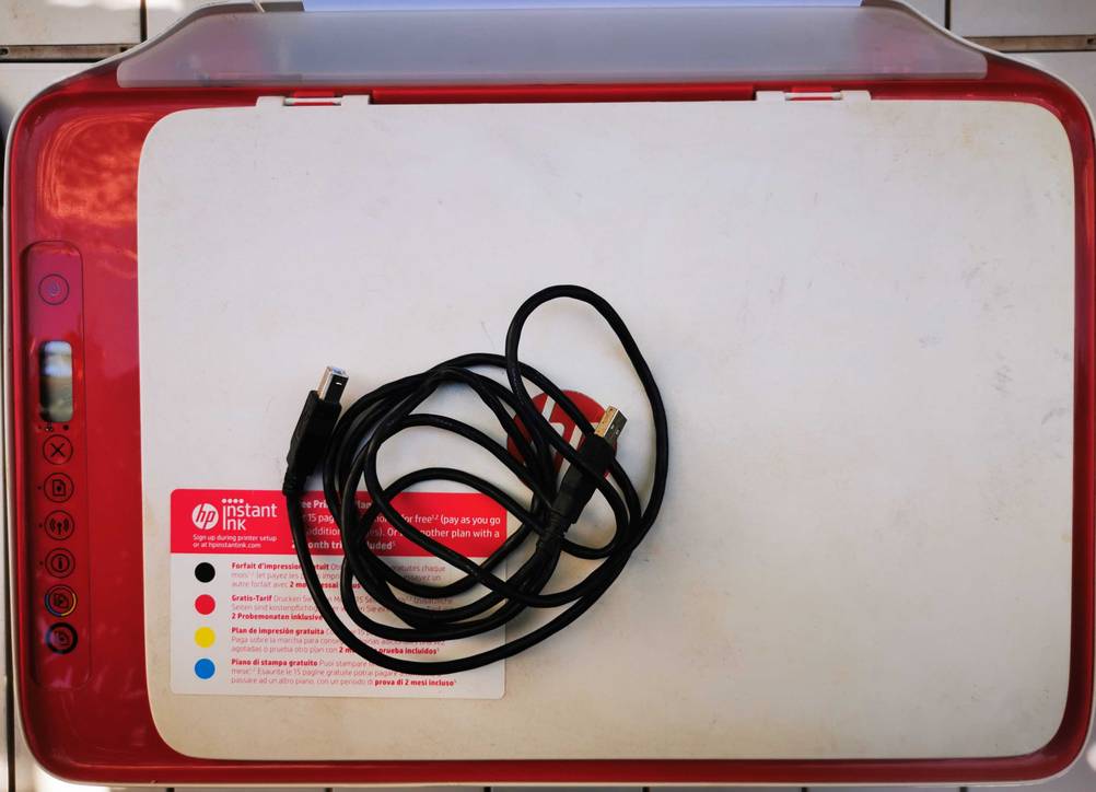 Ein getesteter HP-DeskJet von oben mit Kabel.