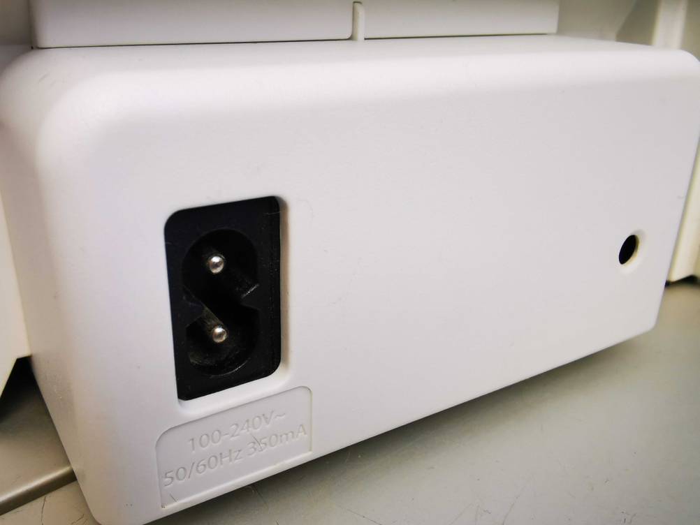 HP-DeskJet getestest: Nahaufnahme des Stromanschlusses.