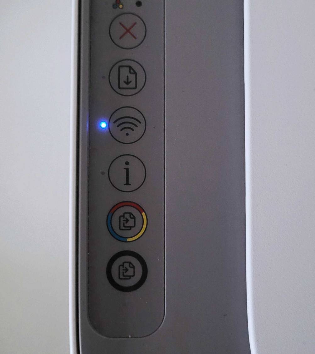 Detailansicht des Kontrollpaneels, mit Fokus auf die aktive Beleuchtung des Wi-Fi-Empfangs-Symbols eines getesteten HP-Multifunktionsdruckers.