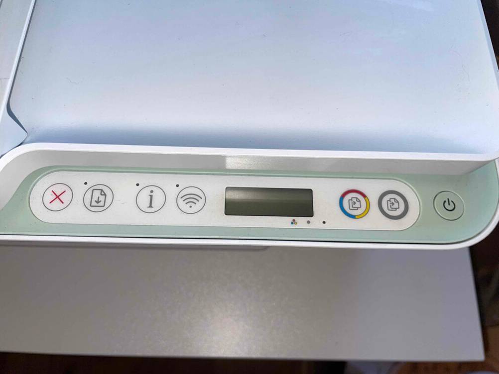 Im Test: Nahaufnahme der Bedienelemente und eines Displays des HP-Druckers.