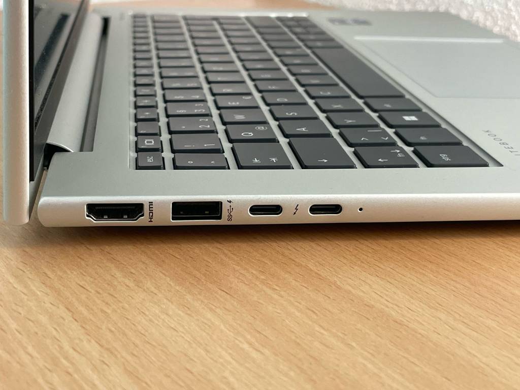 Blick auf die Anschlüsse eines Laptop bis 700 Euro im Test.