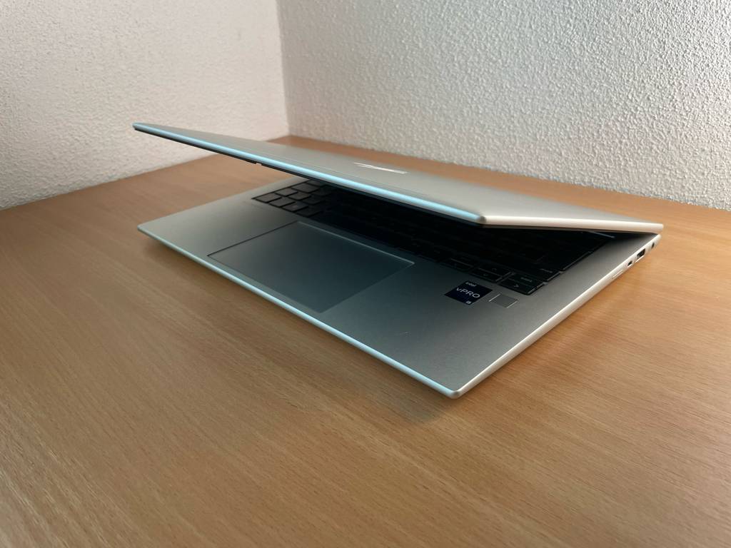 Laptop bis 700 Euro getestet: Ein Gerät steht halb zugeklappt auf einem Holztisch.
