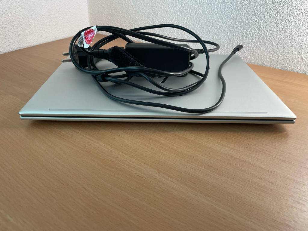 Getestet: Auf einem geschlossenen Laptop bis 700 Euro liegt das Stromkabel.