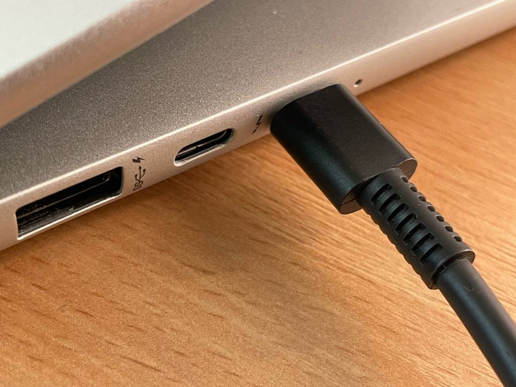 Detailansicht des Ladesteckers eines getesteten Laptop bis 700 Euro.
