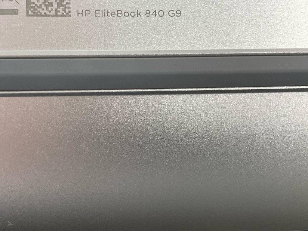 Laptop bis 700 Euro im Test: Der Marken- und Modelname ist eingraviert.