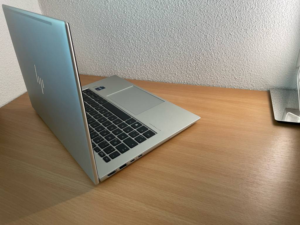 Im Test: Blick von schräg hinten auf ein aufgeklapptes Laptop bis 700 Euro.