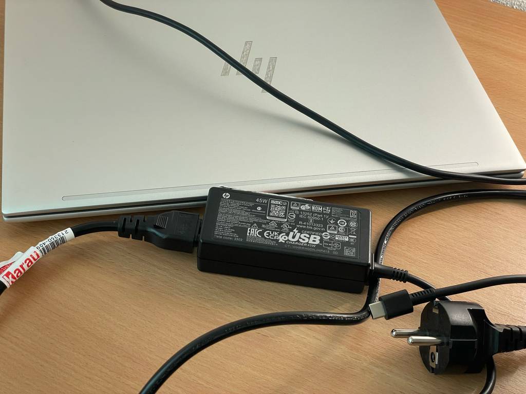 Blick auf das Adapter-Stromkabel, das vor einem getesteten Laptop bis 700 Euro liegt.