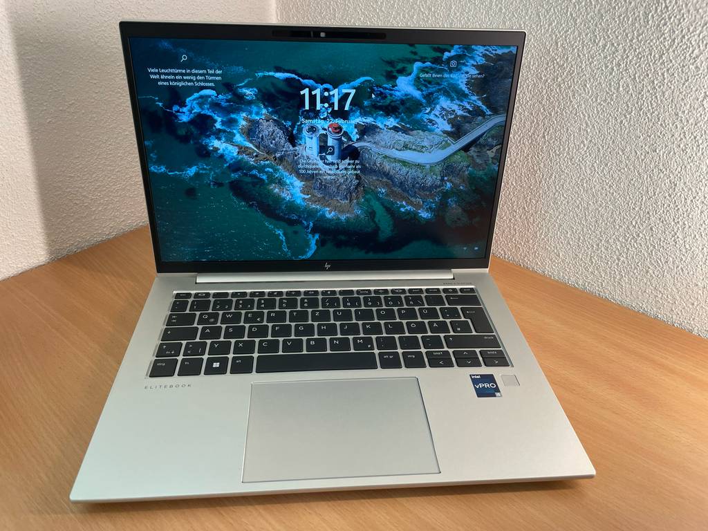 Laptop bis 700 Euro im Test: Ein Gerät steht eingeschaltet auf einem Holztisch.
