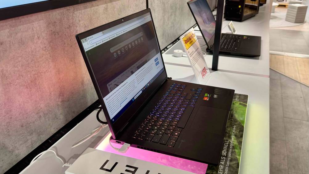 Auf einem Regal in einer Ausstellung steht ein HP-Gaming-Laptop im Test.