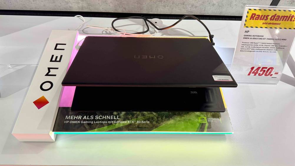 HP-Gaming-Laptop im Test: Ein leicht geöffnetes Gerät auf einer hellen Fläche neben einer Preisangabe.