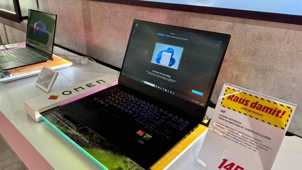 Ein getestetes HP-Gaming-Laptop leicht seitlich auf einem Regal neben anderen Geräten.