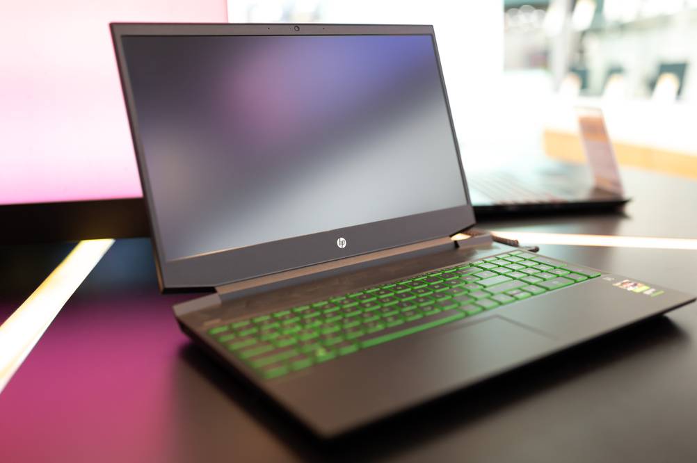 GeForce RTX im Test: Ein HP-Gaming Laptopt mit GeForce RTX GPU auf einem Tisch