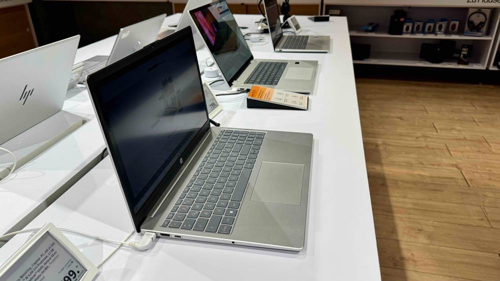 Seitenansicht des getesteten HP-Laptop 15 Zoll zwischen anderen Geräten.