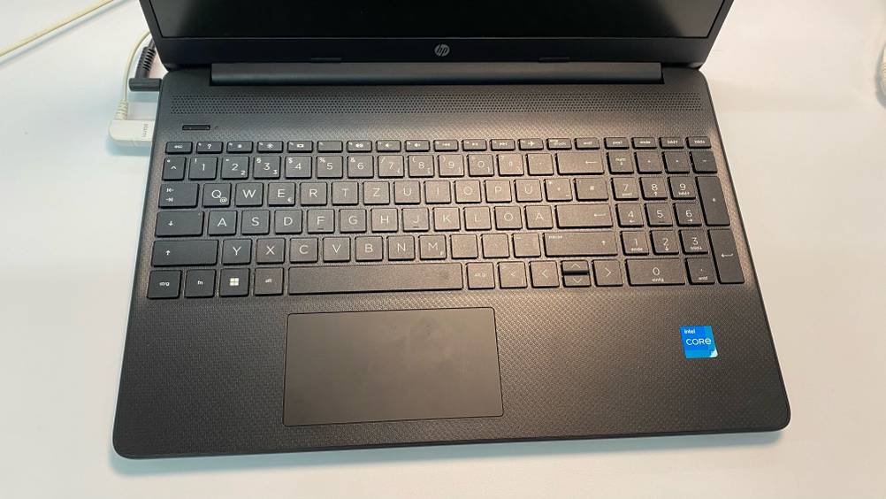 HP-Laptop-Test: Nahaufnahme der Tastatur und des Trackpads auf einer hellen Oberfläche.