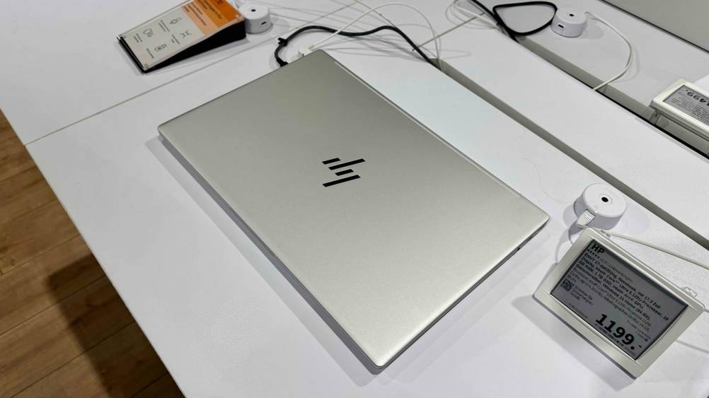 Das zugeklappte HP-Laptop 17-Zoll im Test von oben, daneben ein Preisschild.