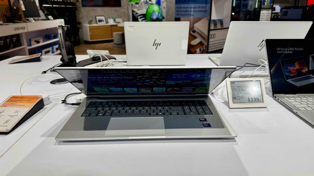 HP-Laptop 17-Zoll im Test: Ein Gerät von vorne leicht zugeklappt.