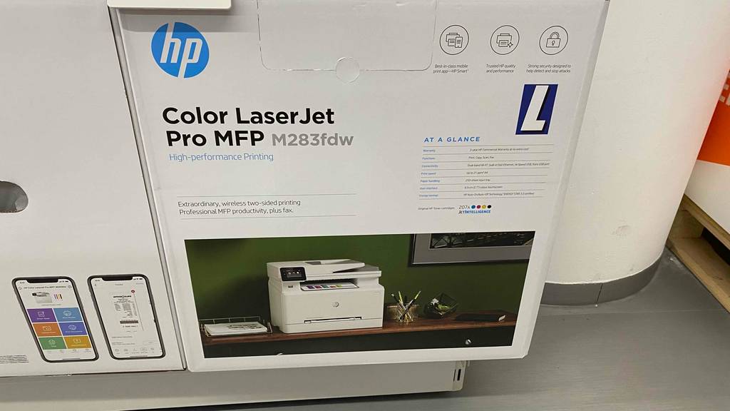 Detailansicht des Verpackungskartons eines getesteten HP Laser-Multifunktionsdruckers M283fdw.