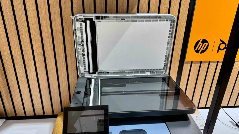 Nahaufnahme der Glasfläche des Scanners eines getesteten HP-Laserdruckers.
