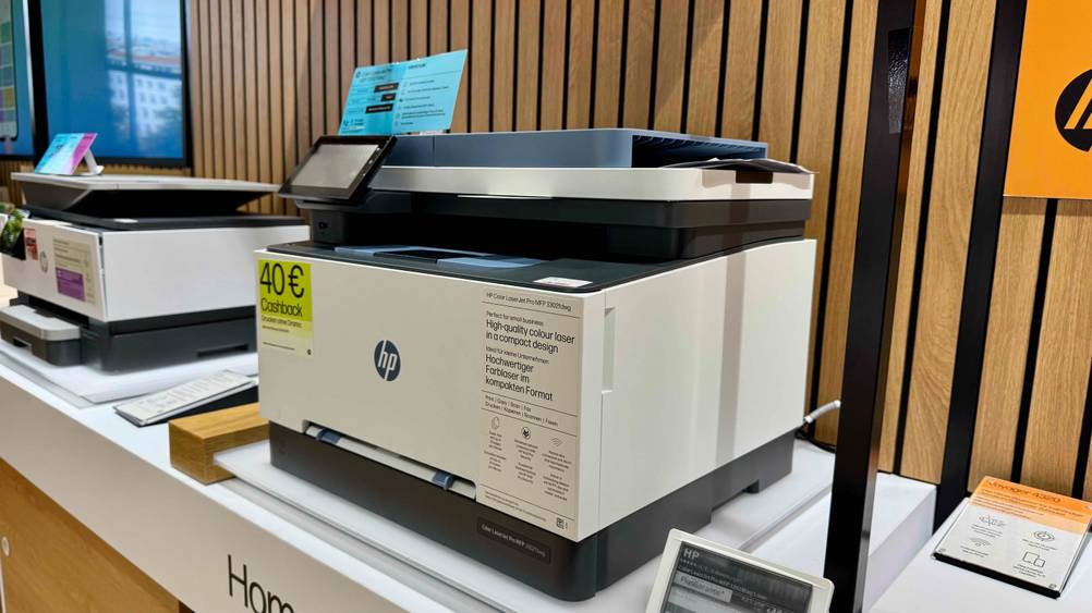 HP-Laserdrucker im Test: Ein Gerät mit geschlossener Klappe von schräg seitlich.
