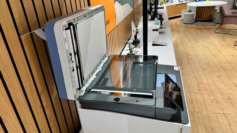 Seitenansicht des HP-Laserdrucker im Test mit geöffneter Klappe.