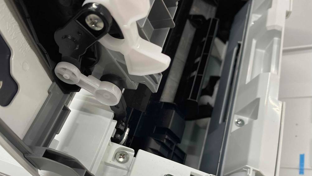 Laserdrucker im Test: Papiertransferrollen in Nahansicht.