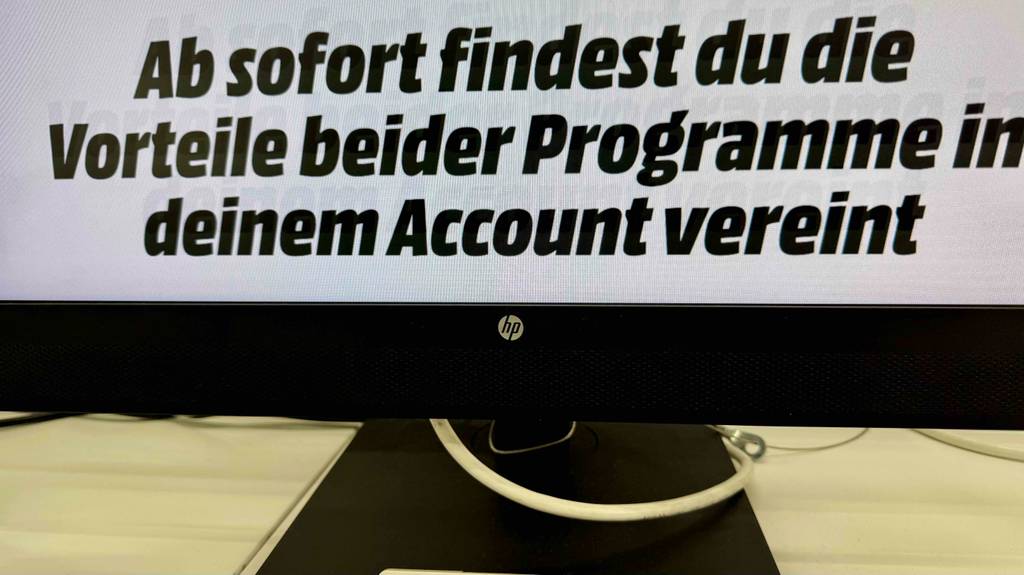 HP-Monitor mit 24 Zoll im Test: Am unteren Rahmen ist das Markenlogo eingedruckt.